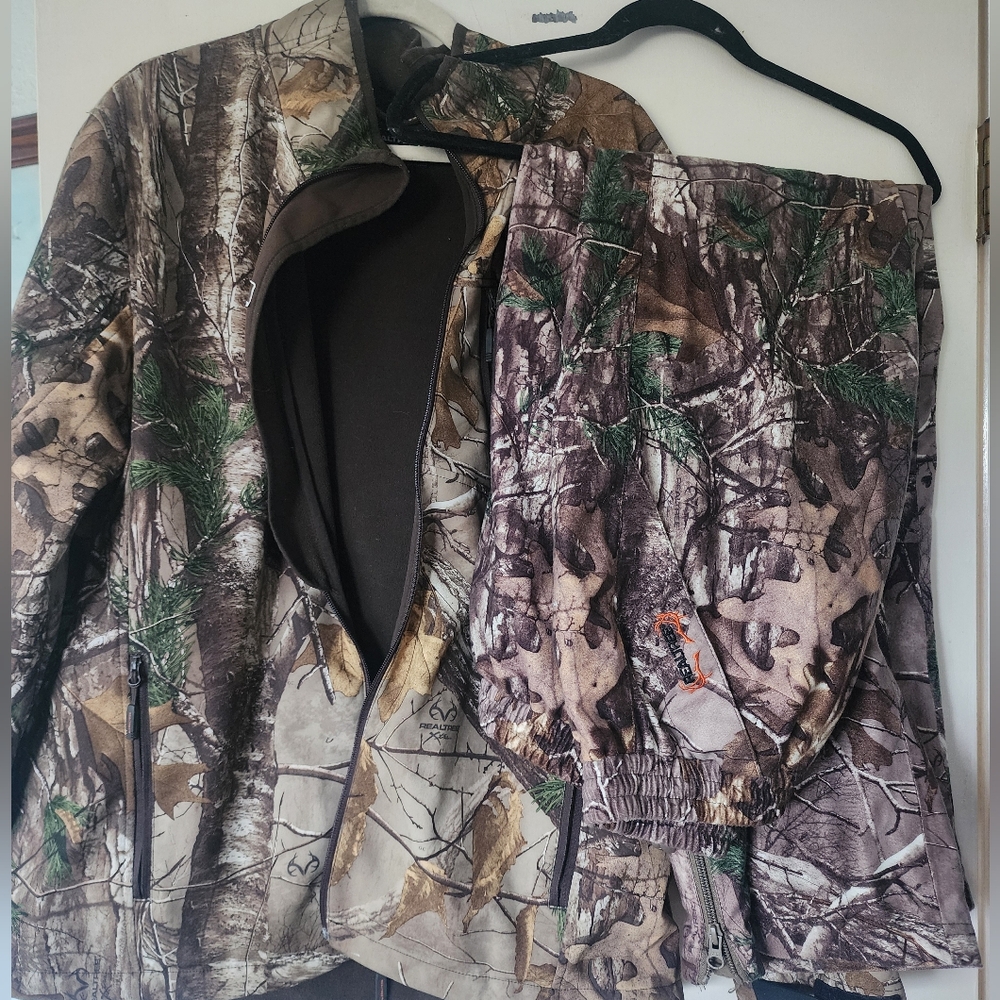 Realtree men's hunting jacket and pants, size L